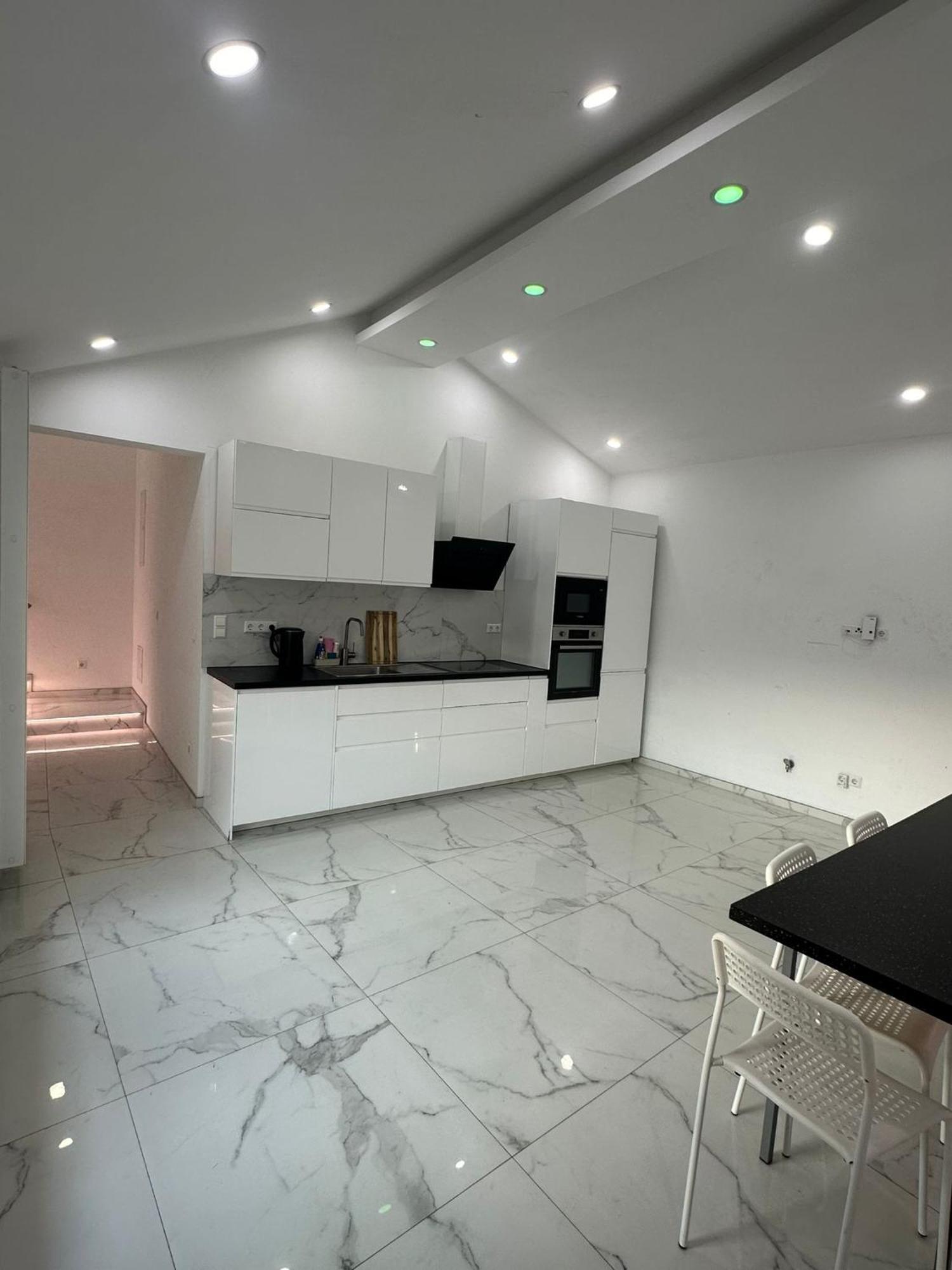 Apartment Apartment *